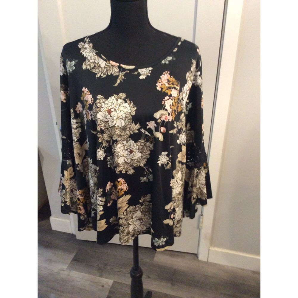Roomates Plus size 2X Bell Sleeve Long Floral print Black Blouse